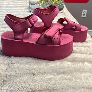 Urban platform sandal